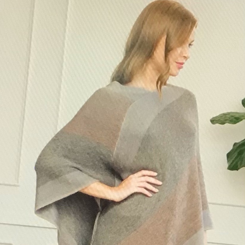 Gray three tone fringe poncho